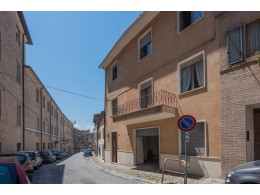 SINGLE HOUSE WITH GARAGE AND TERRACE FOR SALE IN THE HISTORIC CENTER OF FERMO in a wonderful position, a few steps from the heart of the center, in the Marche in Italy